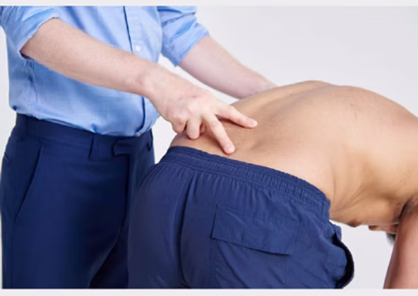 Ostéopathe à Paris 16 Charbel Kortbawi examine un patient