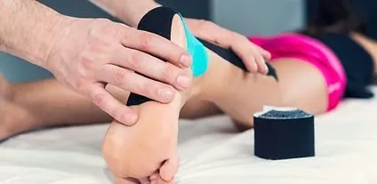 Sports osteopath Paris 16 taping an Achilles tendon