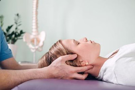 Osteopath in Paris 16 specialising in chronic pain, Charbel Kortbawi carries out an osteopathic treatment for tension headache